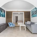 Beautiful With Large Terrace Close To The * ארונה