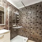 Beautiful With Large Terrace Close To The דירה ארונה