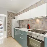 Beautiful With Large Terrace Close To The דירה ארונה