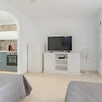 Beautiful With Large Terrace Close To The דירה